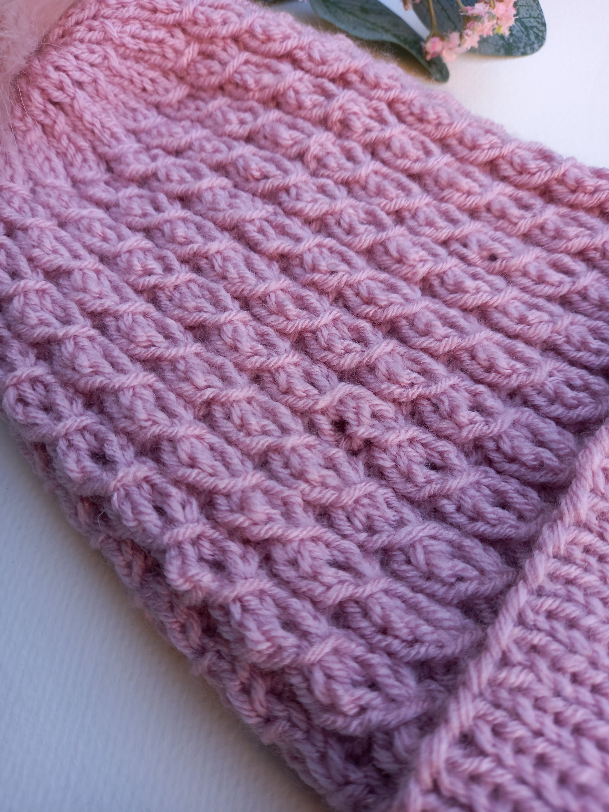 A close up of the faux cable pattern of the hat. 