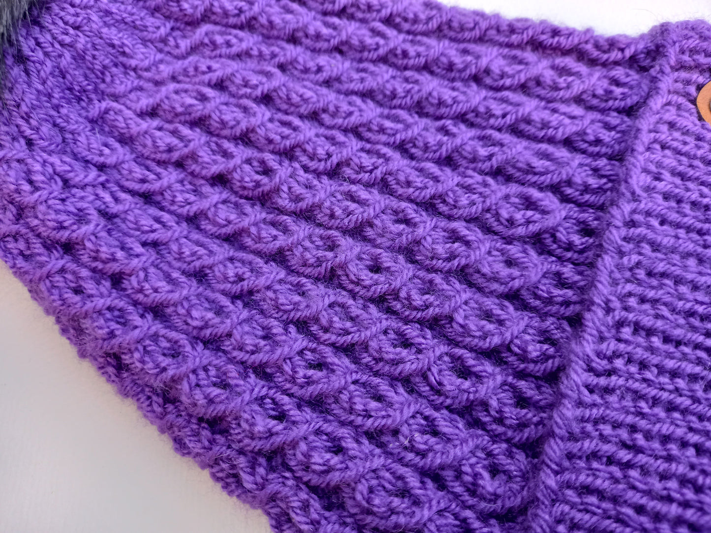This is a close up of the faux cable pattern used on this hat. 